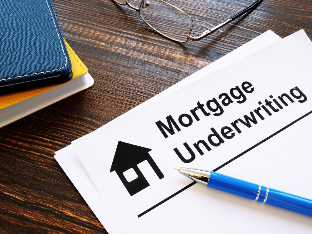 Information,About,Mortgage,Underwriting,And,Pen,On,The,Table.